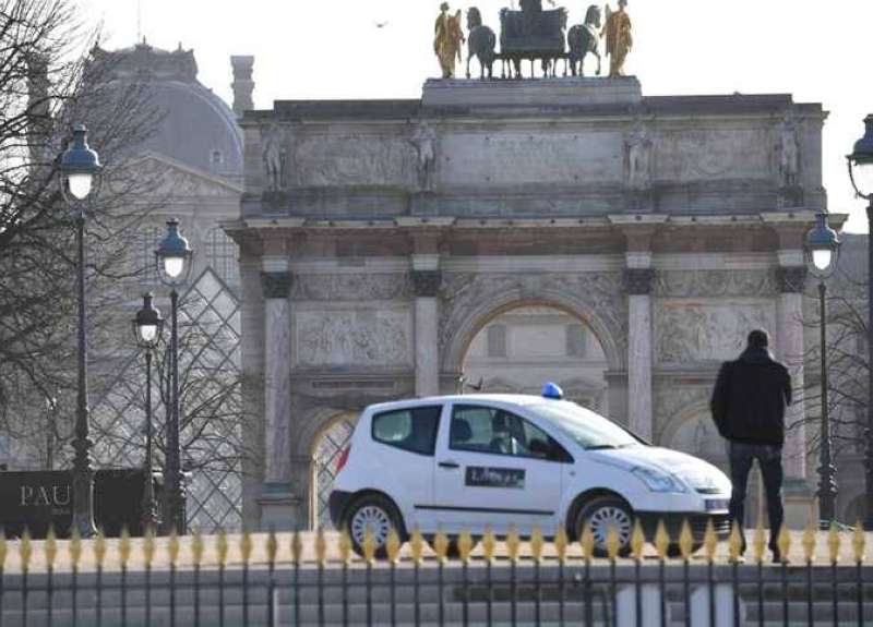 اعتقال رجل للاشتباه بأنه رسم صلبانا معقوفة قرب متحف اللوفر بباريس