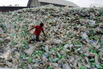 إندونيسي يحول النفايات في جاكرتا إلى مصدر رزق!
