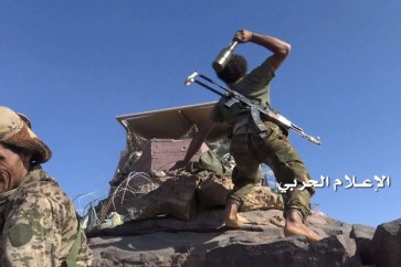 مقاتل يمني حافي القدمين يستهدف إحدى المواقع العسكرية السعودية