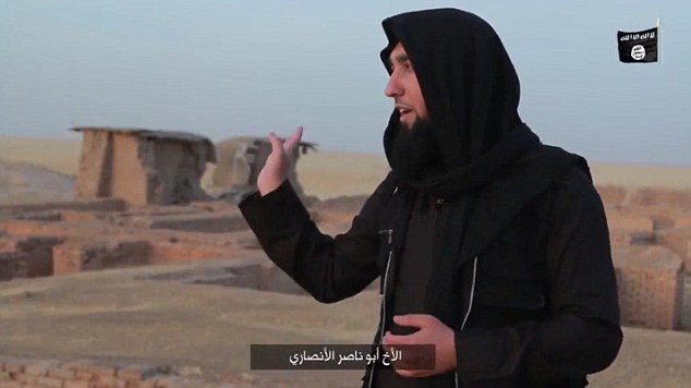 أحد عناصر داعش مهدداً بتدمير أهرامات مصر
