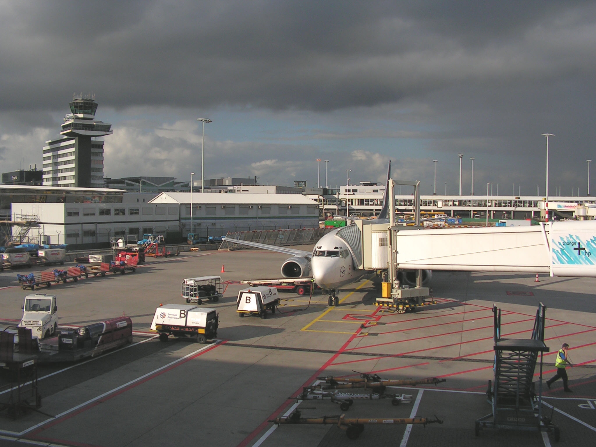 تدابير امنية اضافية اتخذت في مطار امستردام-شيبول بعدما تلقت السلطات "معلومة تتعلق بالمطار" في ظل المخاطر الارهابية التي تهدد اوروبا بالكامل