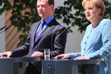 ميدفيديف وميركل يبحثان العلاقات الثنائية على هامش قمة "أوروبا-آسيا"