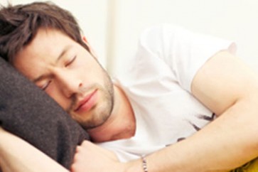 النوم يعيد للدماغ قدراته ويساعد على التذكر