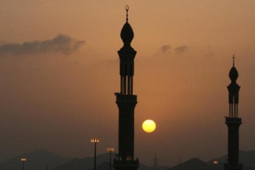 الشمس كما تبدو من بين مئذنتي مسجد نمرة على جبل عرفة