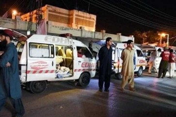 سيارة اسعاف تقل مصابين في باكستان