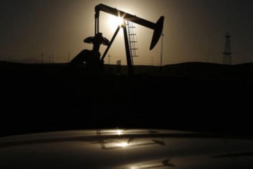 النفط ينخفض قبل تنفيذ "اتفاق أوبك"