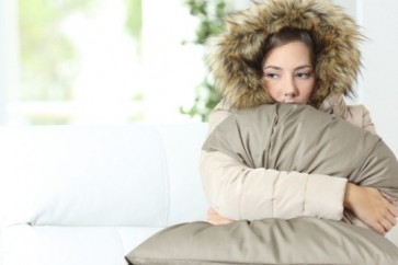 لماذا تشعر النساء بـ البرد أكثر من الرجال ؟