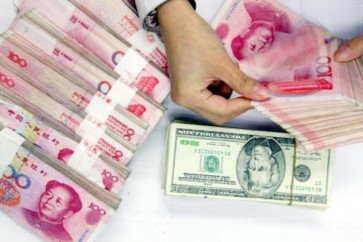 أوراق نقدية من اليوان الصيني والدولار الأميركي