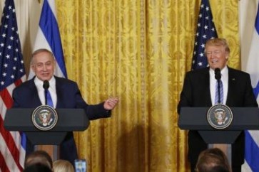 رئيس الوزراء الإسرائيلي بنيامين نتنياهو (إلى اليسار) يتحدث خلال مؤتمر صحفي مشترك مع الرئيس الأمريكي دونالد ترامب في البيت الأبيض بواشنطن يوم الأربعاء. تصوير: كيفن لامارك - رويترز.