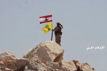 رفع راية حزب الله والعلم اللبناني على التلال في جرود عرسال