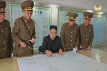 زعيم كوريا الشمالية يشرف على تجربة بالستية