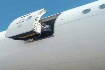 مضيفة في طيران الإمارات سقطت من طائرة مركونة