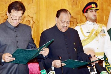 عمران خان  يؤدي اليمين الدستورية