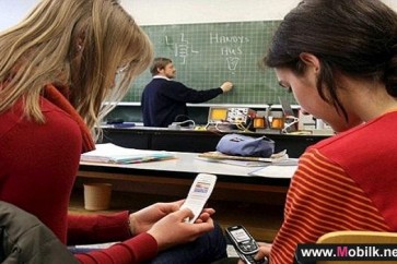 الروس يؤيدون حظر الهواتف في المدارس