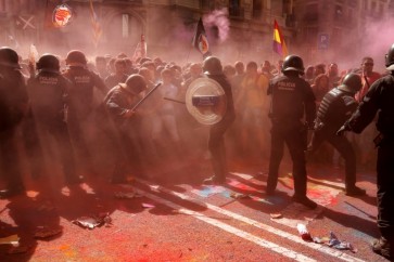 اشتباكات بين متظاهرين انفصاليين والشرطة في كاتالونيا