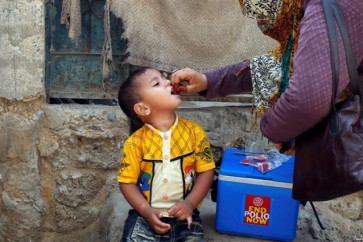 الصحة العالمية: شلل الأطفال ما زال يمثل حالة طوارئ دولية
أعلنت منظمة الصحة العالمية أن انتشار شلل الأطفال ما زال يُصنَّف كحالة طوارئ صحية عامة لأن التقدُّم باتجاه استئصال المرض ما زال محدودًا، وفق ما أوردت وكالة "رويترز" للأنباء. وتُظهر أحدث أرقام منظمة الصحة؛ وجود 27 حالة إصابة بفيروس شلل الأطفال البري في عام 2018 جميعها في باكستان وأفغانستان.
وقالت رئيسة لجنة الطوارئ الدولية، بمنظمة الصحة العالمية، هيلين ريس: "نحن قريبون جدا من استئصال شلل الأطفال، لكن علينا أن نستخدم كل أدواتنا الدولية لتحقيق هذه الغاية"، موضحةً أن "الوضع الحالي ما زال يتطلب تطبيق حالة طوارئ صحية عامة تستدعي اهتماما دوليا". وأضافت ريس أن المنظمة تشعر "بقلق شديد" لأن هذا العدد أعلى قليلا منه في العام الماضي وطالبت الحكومات بعدم إبداء أي تراخ في المعركة الرامية لاستئصال هذا المرض.