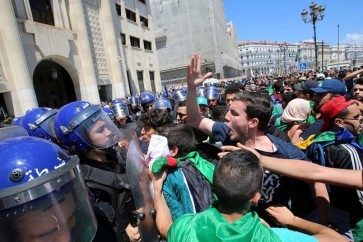 جزائريون يحتشدون وسط العاصمة مرددين شعارات رافضة للانتخابات