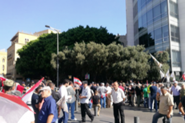 مجموعة ثانية من حراك العسكريين المتقاعدين اعتصمت أمام مبنى جريدة النهار