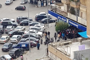 زحمة مودعين أمام فروع المصارف في طرابلس