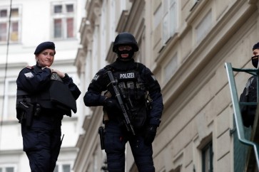عناصر من الشرطة النمساوية المنتشرة بعد الهجومات الإرهابية