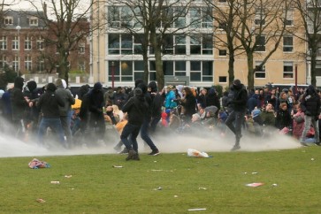 هولندا تفريق متظاهرين