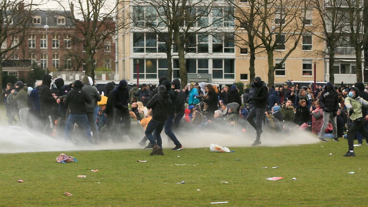 هولندا تفريق متظاهرين