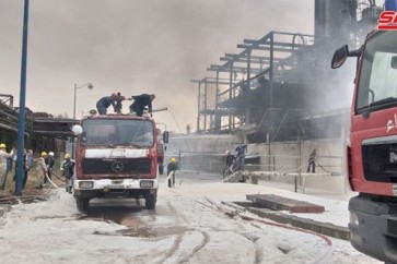 فرق الإطفاء تعمل على إخماد حريق نشب في إحدى وحدات التقطير بمصفاة حمص