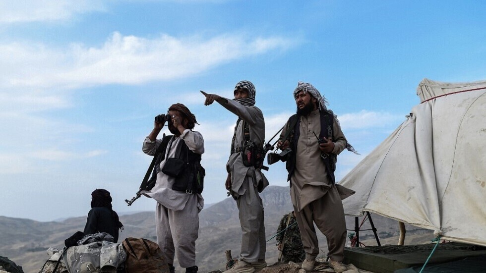 "طالبان" تسيطر على عواصم خمس ولايات مع احتدام المعارك