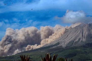 ثوران بركان جبل ميرابي في جزيرة جاوة الإندونيسية