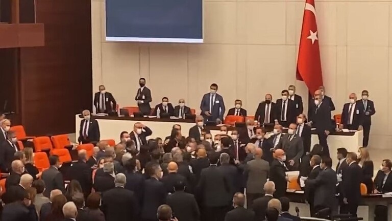 شجار داخل البرلمان التركي بين نواب عن الحزب الحاكم والمعارضة