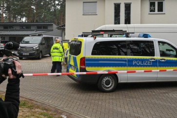 04.12.2021, Brandenburg, Königs Wusterhausen: Die Polizei hat ein Einfamilienhaus in Senzig, einem Ortsteil der Stadt Königs Wusterhausen im Landkreis Dahme-Spreewald, abgesperrt. Die Polizei hat dort fünf Tote in einem Wohnhaus gefunden. Die Polizei geht von einem Tötungsverbrechen aus, sagte ein Sprecher. Foto: Patrick Pleul/dpa-Zentralbild/dpa - ACHTUNG: Ein KFZ-Kennzeichen wurde aus rechtlichen Gründen gepixelt +++ dpa-Bildfunk +++