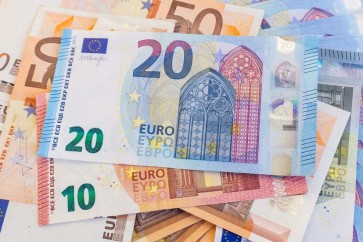 للمرة الأولى منذ 2020.. اليورو يتراجع أمام الدولار