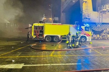 السيطرة على حريق ضخم شب بمصنع أصباغ في الشارقة الاماراتية