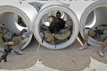 جنود الاحتلال نائمون في عبارات الصرف الصحي