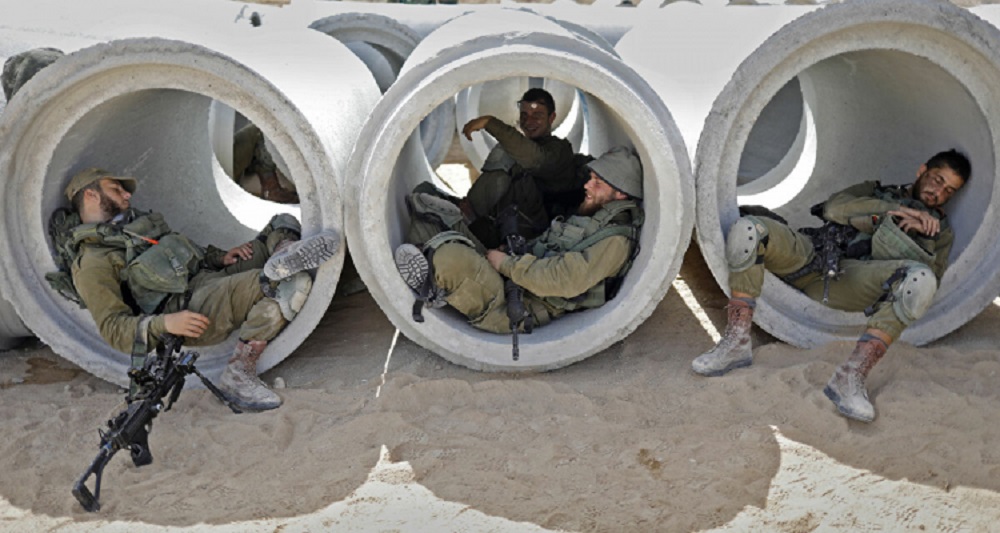 جنود الاحتلال نائمون في عبارات الصرف الصحي