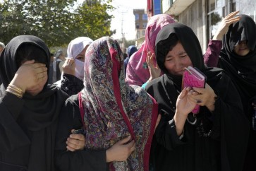 تظاهرت عشرات الأفغانيات من قومية الهزارة في كابل، اليوم السبت، بعدما أسفر تفجير انتحاري وقع قبل يوم عن مقتل 35 شخصا، معظمهم نساء من هذه الأقلية الأفغانية.  إقرأ المزيد عشرات القتلى والمصابين بهجوم انتحاري استهدف مركزا تعليميا في كابل عشرات القتلى والمصابين بهجوم انتحاري استهدف مركزا تعليميا في كابل وهتفت نحو 50 امرأة "أوقفوا إبادة الهزارة، ليست جريمة بأن تكون شيعيا"، بينما شاركن في مسيرة مرت من أمام مشفى دشت البرشي الذي نقل إليه عدد من ضحايا الاعتداء.  ورفعت المتظاهرات اللواتي ارتدين حجابا أسود اللون، لافتات كتب عليها "توقفوا عن قتل الهزارة".  وقالت المتظاهرة فرزانه أحمدي (19 عاما): "استهدف هجوم الأمس الهزارة وفتيات الهزارة" على وجه الخصوص. وأضافت "نطالب بوقف هذه الإبادة. نظمنا التظاهرة للمطالبة بحقوقنا".  وتجمعت المتظاهرات لاحقا أمام المستشفى، ورددن شعارات تحت أنظار عشرات المسلحين من حركة طالبان، والذين حمل بعضهم قاذفات صواريخ (آر بي جي).  وفجر انتحاري نفسه أمس الجمعة في مركز تعليمي في كابل، بينما كان مئات الطلاب يجرون امتحانات الدخول إلى الجامعات، في حي دشت البرشي.  ويعد الحي الواقع في غرب العاصمة جيبا تقطنه غالبية شيعية، تضم أفرادا من أقلية الهزارة المضطهدة تاريخيا في أفغانستان، والتي استهدفت بهجمات كانت من بين الأكثر دموية في السنوات الأخيرة.  وأعلنت الأمم المتحدة المتحدة، اليوم السبت، أن حصيلة القتلى بلغت 35 شخصا بينما بلغ عدد الجرحى 82. ولم تعلن أي مجموعة بعد مسؤوليتها عن اعتداء الجمعة.