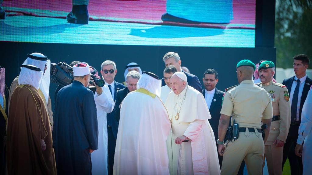 البابا يطالب ملك البحرين بإلغاء عقوبات الإعدام ووضع حد لانتهاك حقوق الإنسان