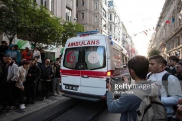 سيارة إسعاف في شارع الاستقلال باسطنبول