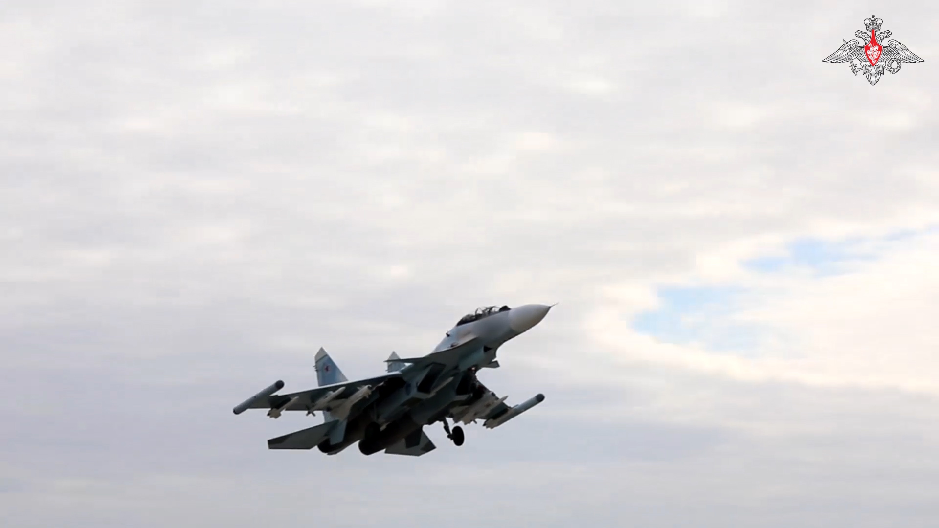 اوكرانيا _ الدفاع الروسية تنشر فيديو يُظهر بعض اللقطات لتشغيل طائرات Su-30SM وSu-35S أثناء العمل.00_00_42_01.Still001