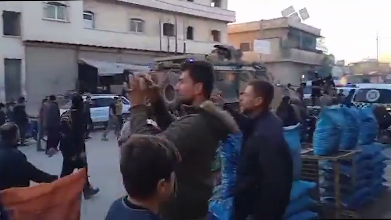 محتجون يرددون هتافات مناهضة لأنقرة في الأتارب غرب حلب ويهاجمون رتلا للجيش التركي في المدينة