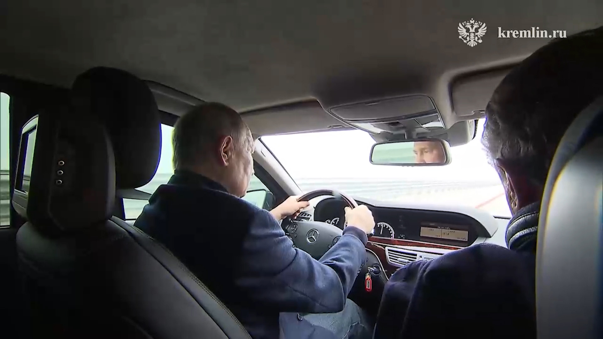 بوتين يتفقد جسر القرم ويعبره بسيارته