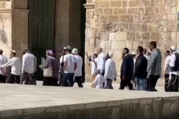 عشرات المستوطنين يقتحمون باحات المسجد الأقصى المبارك وسط حماية مشددة من شرطة الاحتلال الصهيوني بالتزامن مع ما يسمى عيد (الأنوار- الحانوكاة)