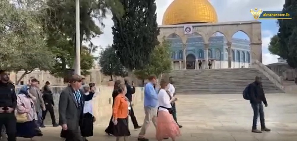 المستوطنون الصهاينة يقتحمون باحات المسجد الاقصى