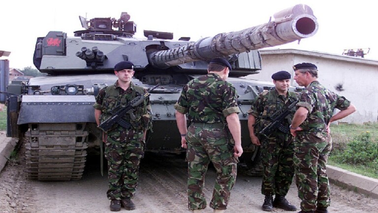 تدريب جنود اوكرانيين على دبابة تشالينجر 2 في بريطانيا