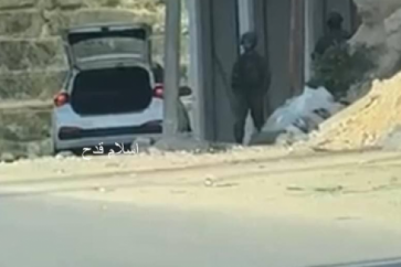 صورة للمركبة التي تم إطلاق النار عليها وارتقاء 3 شبان بداخلها قرب حاجز صرة غرب نابلس