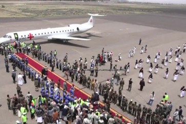 اليمن وسط استقبال رسمي وجماهيري.. الدفعة الثانية من الأسرى... من المخا تصل مطار صنعاء - snapshot 90.41