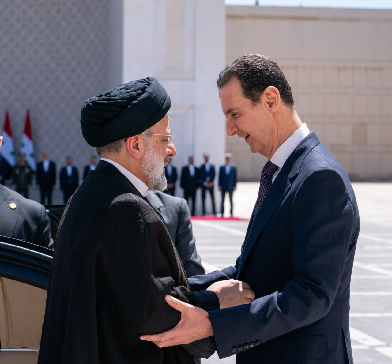 سيكون من الصعب ايضاً نسيان صورة السيد رئيسي إلى جانب نظيره السوري على أبواب قصر الشعب