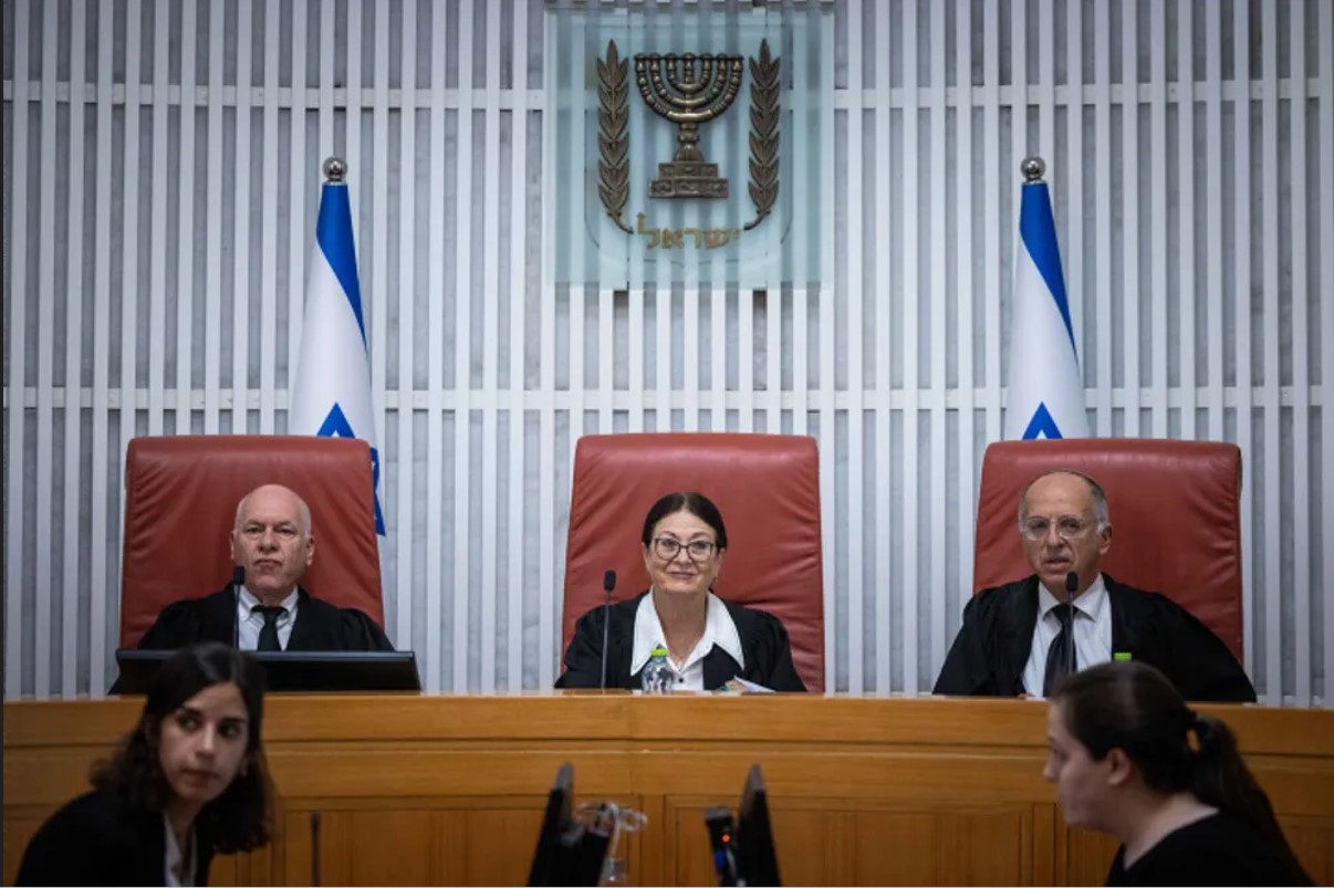 رئيسة المحكمة العليا إستر حايوت وقضاة المحكمة العليا خلال جلسة المحكمة في المحكمة العليا في القدس.