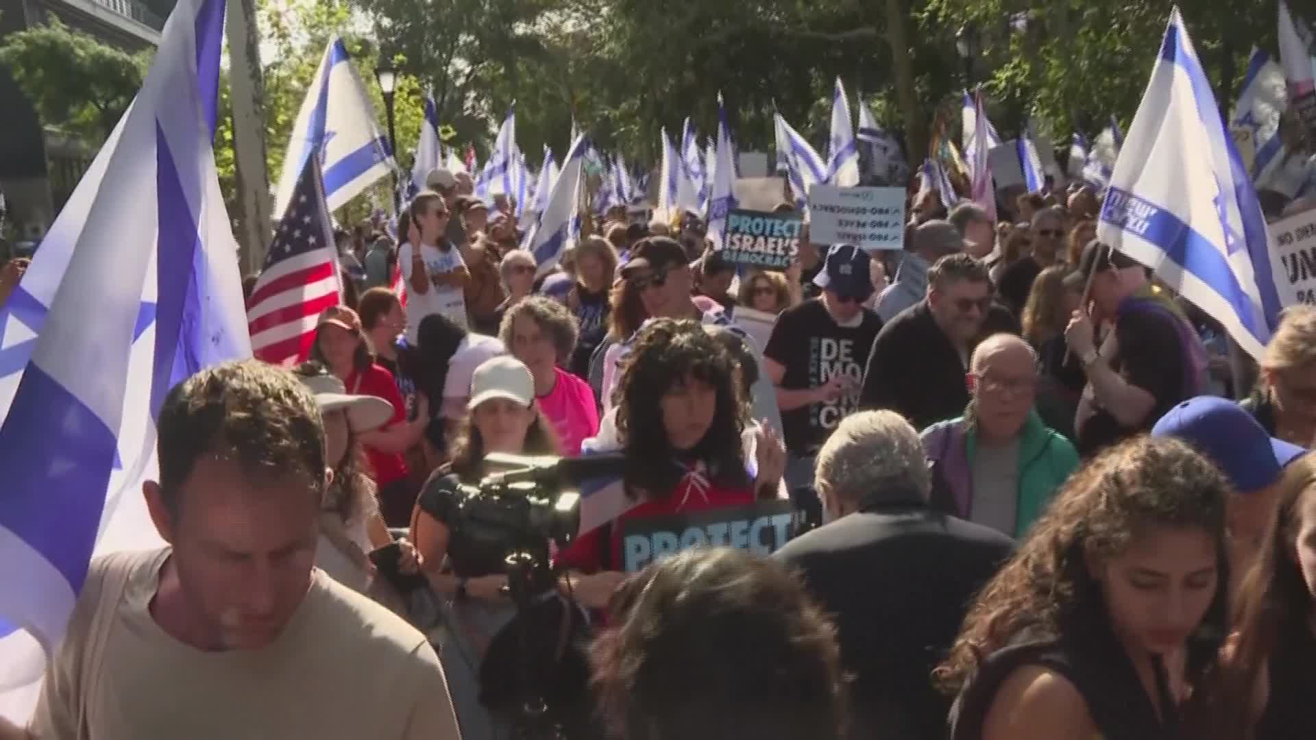 مئات الصهاينة يتظاهرون أمام مقر الأمم المتحدة تزامنا مع خطاب نتنياهو