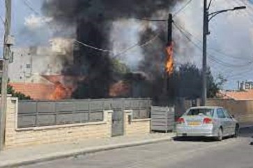 احتراق منزل في سديروت نتيجة سقوط صاروخ من قبل المقاومة الفلسطينية
